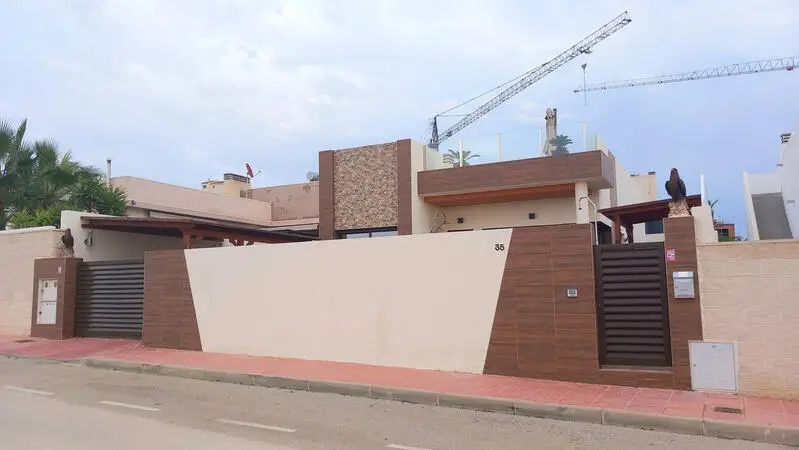 Villa de Lujo en Rojales: 4 Dormitorios, Piscina Privada y Vistas a la Montaña