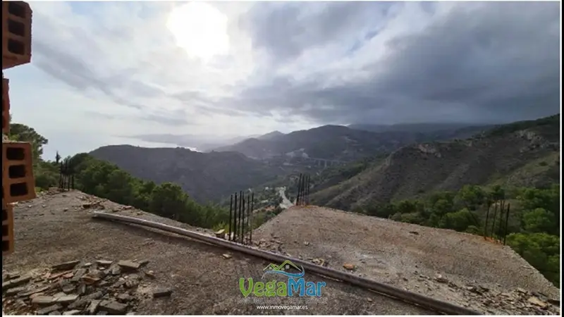 Parcela Urbana con Estructura en La Herradura