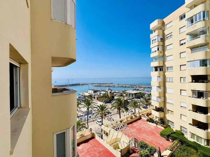 Apartamento en venta Estepona 2 dormitorios 2 baños terraza vistas al mar