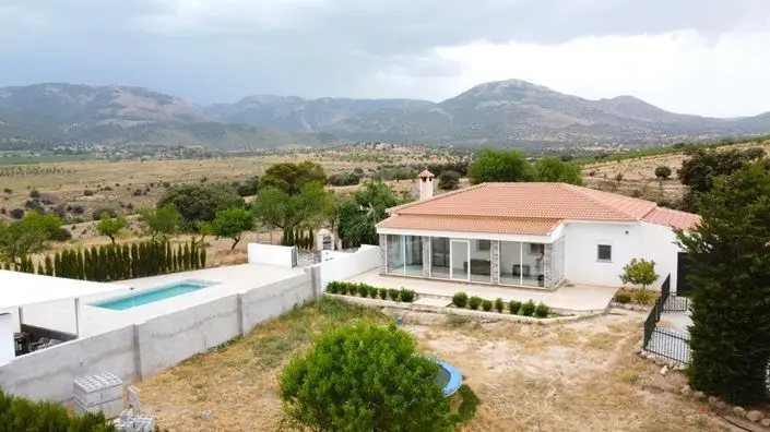 Cortijo con 3 Dormitorios en Venta - 10 Hectareas - Granada