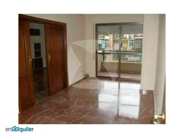 Vivienda en alquiler con cocina amueblada, plaza de garaje y trastero. Zona centro