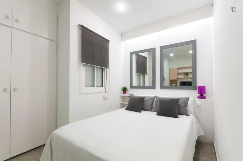 Apartamento Amueblado con Terraza Compartida -  No Mascotas