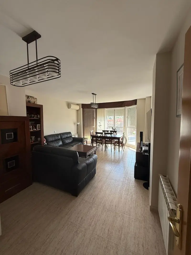 Piso en venta. Piso de tres habitaciones, gran salón, dos baños, urbanización con piscina. Gran oportunidad en la zona.