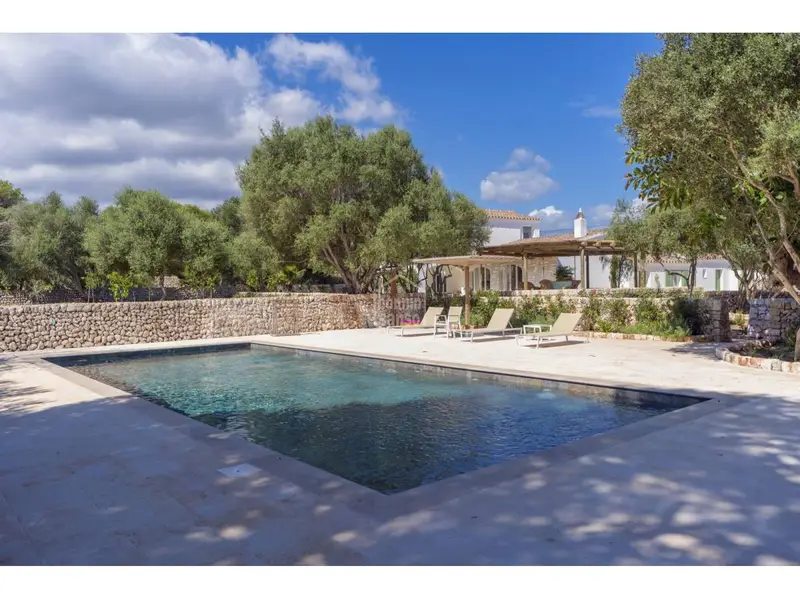 Casa de Campo en Trebaluger Menorca: Lujo Rustico con Piscina y Jardin