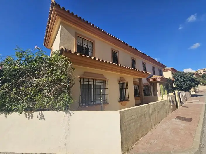 Casa 3 Dormitorios Cerca Miraflores Golf