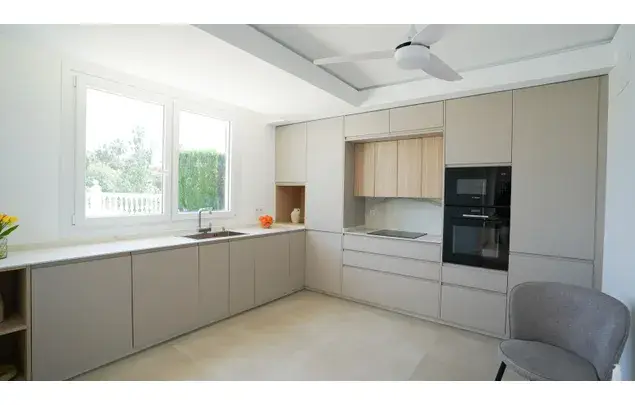 Rent 3 bedroom house of 273 m² in Farrera