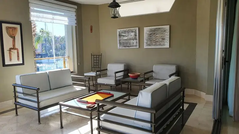 Apartamento en Sotogrande con Vistas al Mar y Canal