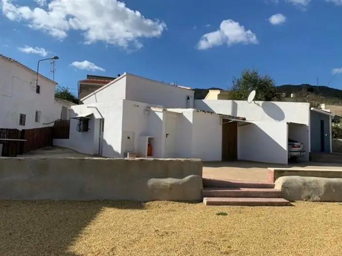 Casa Rural con 4 Dormitorios y Gran Terreno en Lubrin