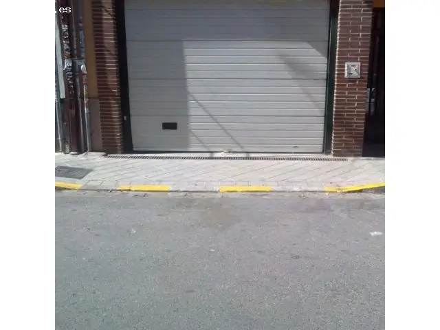 Cochera con Elevador y Sotano con 8 Trasteros en Granada
