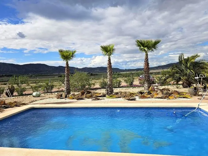 Villa de 4 Dormitorios en Salinas con Piscina y Energia Solar