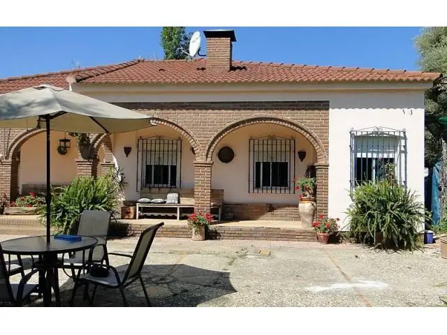 Chalet con Apartamento en Cuevas Bajas: Oportunidad Turistica