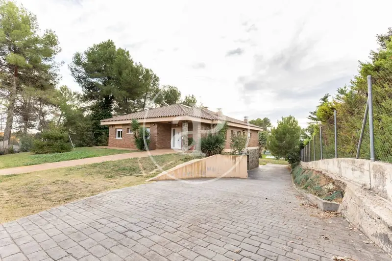 Chalet en venta en Sabadell con jardín y garaje grande
