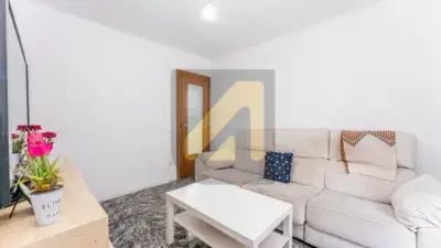 Piso en venta cerca del metro L5 con patio y luz natural