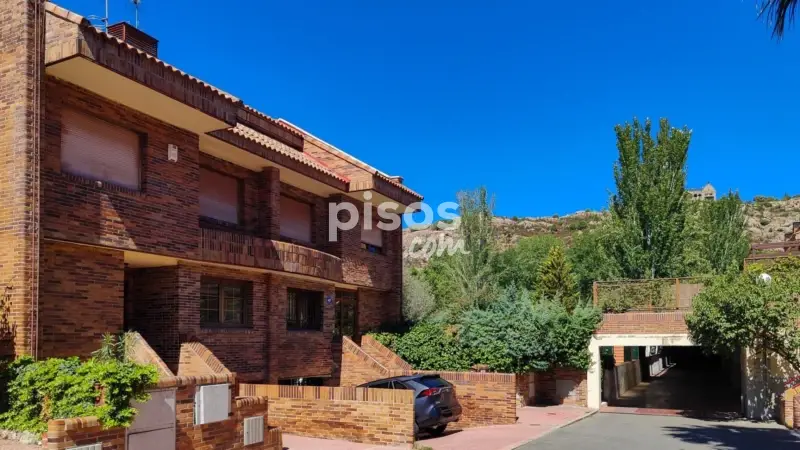 Casa adosada en alquiler en Avenida de los Robles, 72