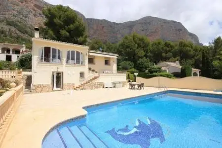 Villa en Jávea con jardín, piscina y apartamento independiente
