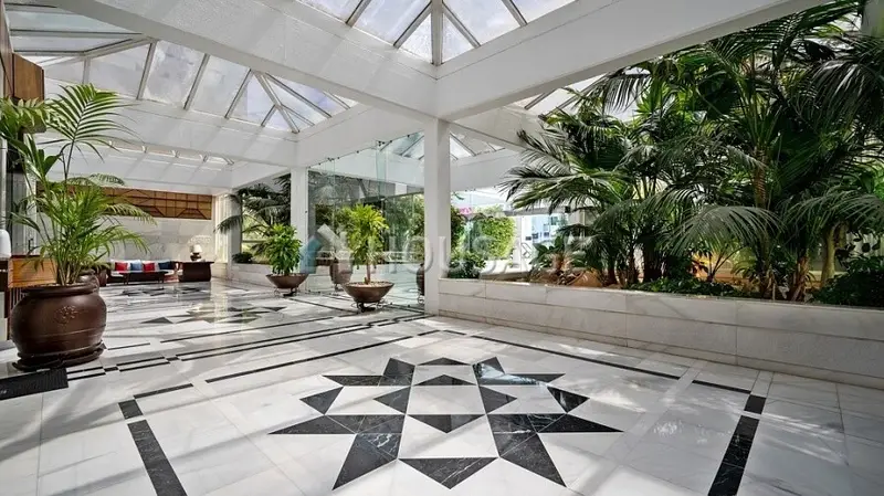 Apartamento en venta en Puerto Banus con vistas al mar