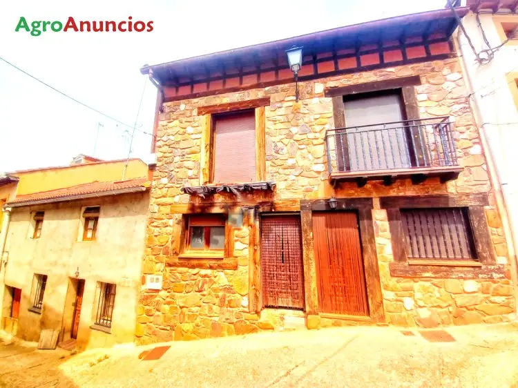 Venta  de Casa de piedra con bodega y patio en Segovia