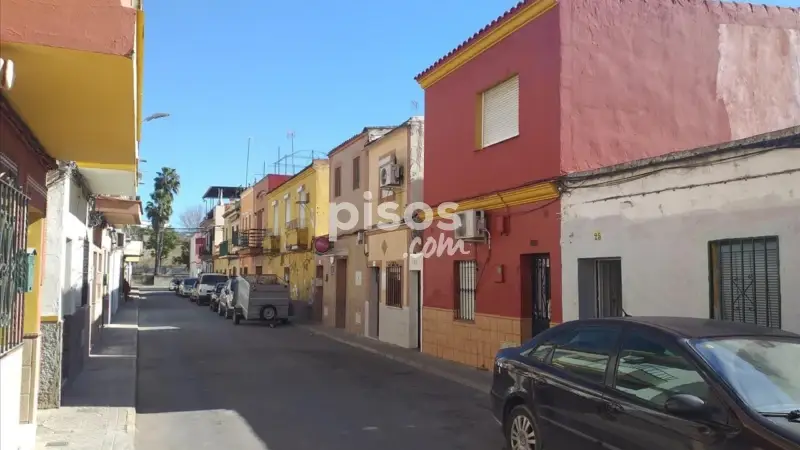 Casa Adosada en Camas para Reformar Cerca de Servicios