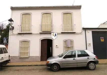 Casa de Pueblo con 5 Dormitorios y Encanto Rustico