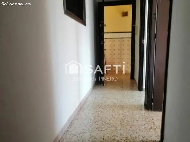 Piso en Planta Primera con 4 Dormitorios, Terraza y Nave