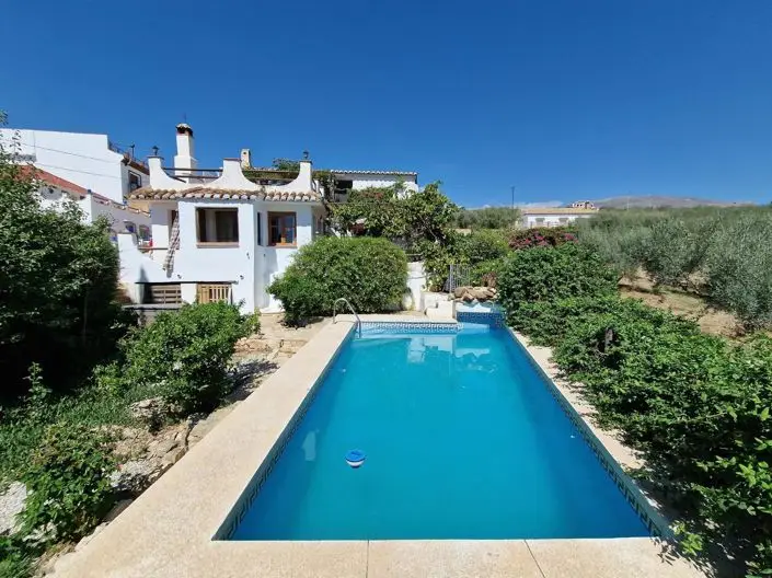 Villa Rústica con Encanto 3 Dormitorios y Piscina Cerca del Lago Vinuela