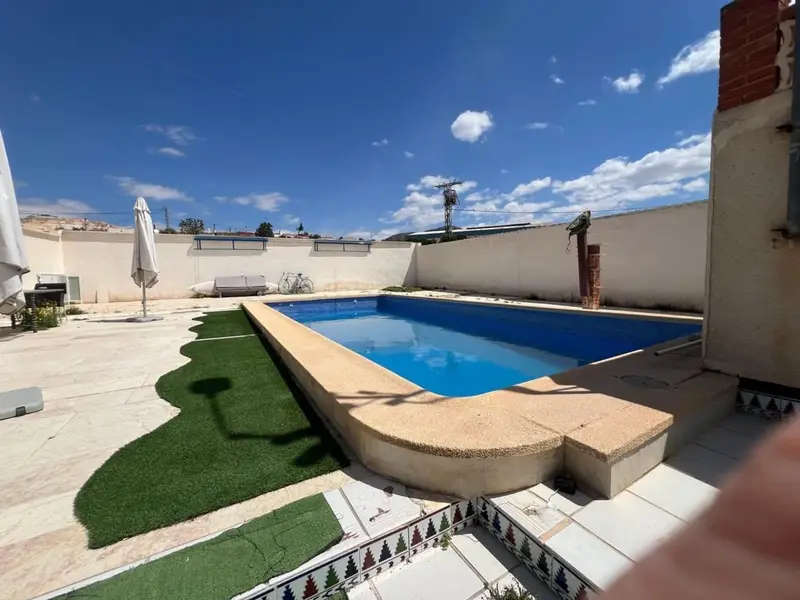 Chalet en Venta en Alguenya Alicante con Sauna y Dependencias
