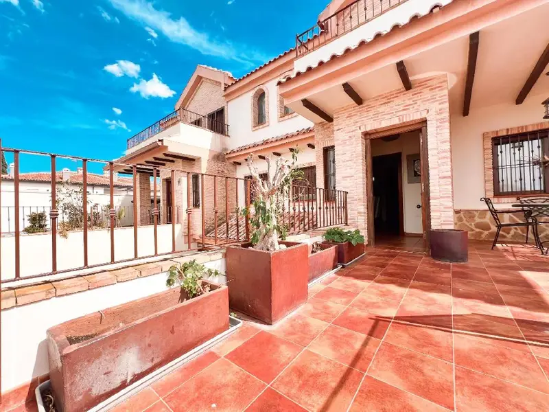 Chalet Adosado en Bigastro con Piscina y Garaje