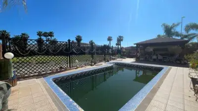 Chalet de Lujo en Playa Granada con Vistas al Mar y Golf