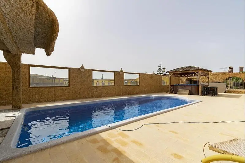 Finca de Lujo con Establo a 5 Minutos del Mar Menor