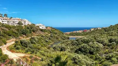 Apartamento en Alcaidesa con Vistas al Golf y Mar