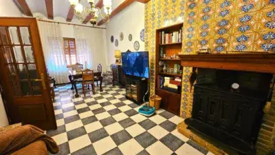 Casa Adosada en Rocafort Centro: Restaurada con Encanto
