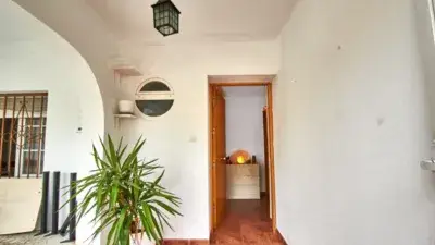 Casa adosada reformada con sotano amplio y jardin