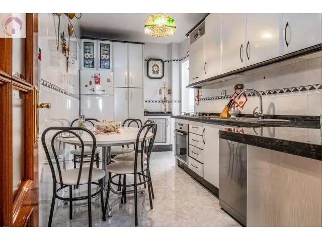 Precioso Piso De 173 M2 Con De 5 Habitaciones, 2 Salones, Terraza, Garaje, Junto A Plaza De Gracia