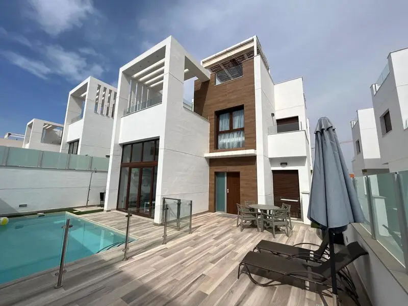 Villa de Lujo en Los Altos Alicante con Vistas al Mar y Piscina Privada