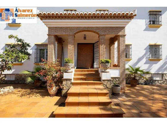 Chalet Independiente en Otura con Piscina y Jardin 800m2