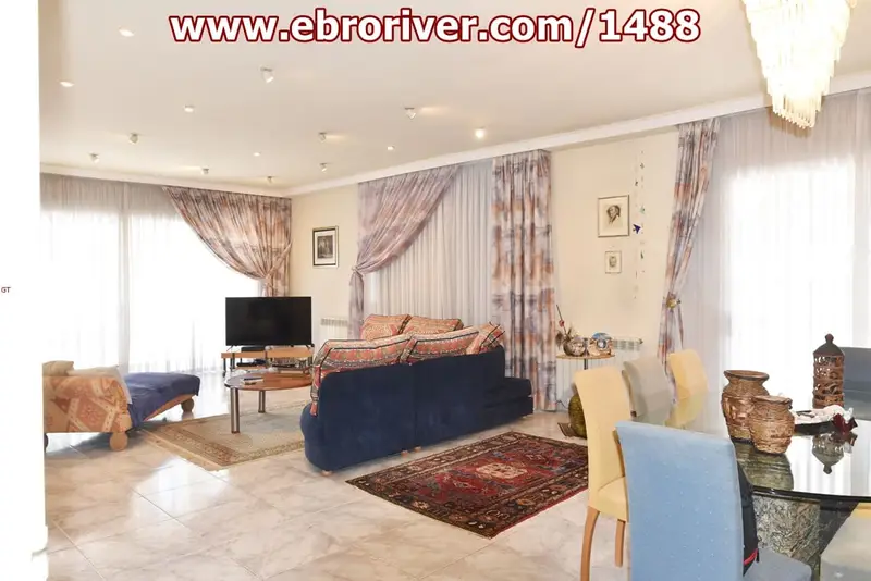 Chalet en Venta Camarles Tarragona: Lujo Costero con Piscina