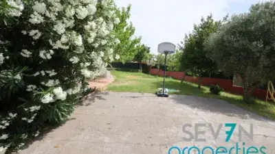 Chalet en Venta en Mentrida con Piscina y 4 Dormitorios