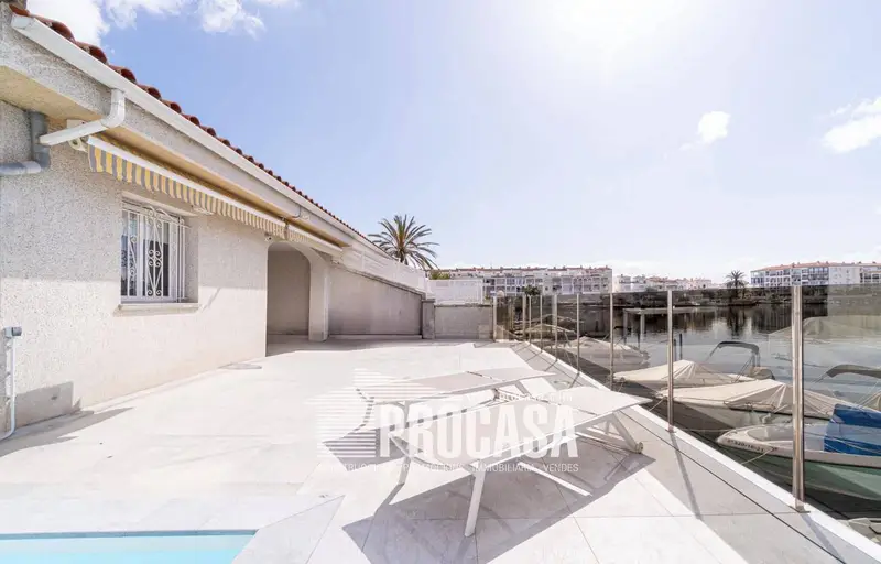 Chalet en Empuriabrava con Amarre Privado y Piscina
