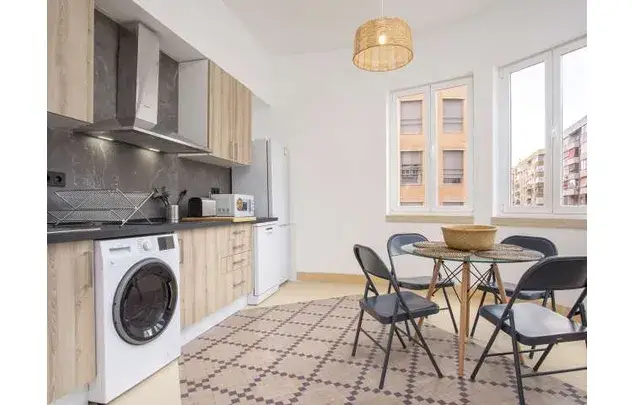 Alquiler de Habitaciones en Malaga: Piso Amueblado con Cocina Equipada