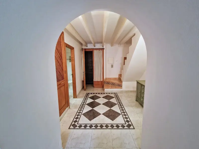 Casa en Artà: 5 Dormitorios, Patio y Chimenea