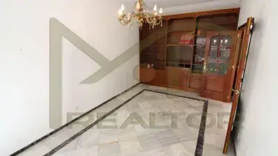 Casa Adosada en Centro con Amplio Patio y 3 Terrazas