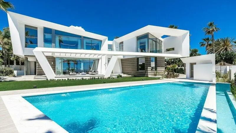 Villa de Lujo en Primera Línea de Playa Los Monteros Málaga