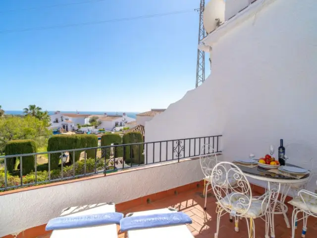 Apartamento con Piscina en Nerja para 2 Adultos y 1 Niño