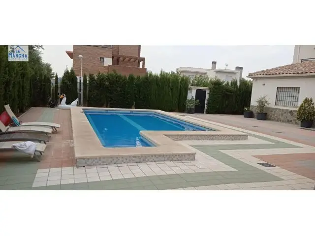 Chalet de Lujo en Albacete con Piscina y Jardin