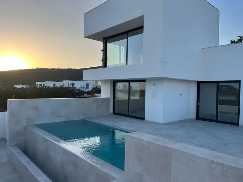 Villa de Lujo en San Roque con Vistas al Mar