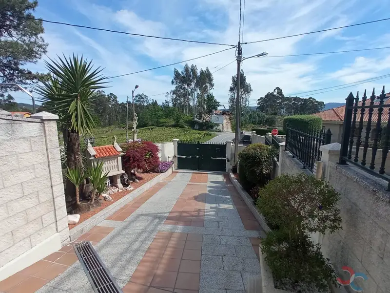 Chalet en venta con piscina y vistas al mar en Poio Pontevedra