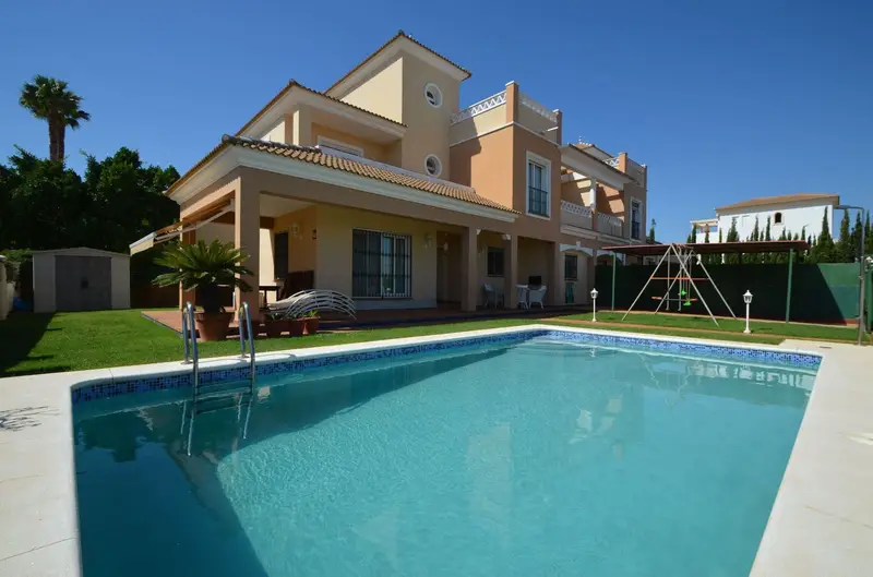 Casa en Isla Canela con Piscina Privada Cerca de la Playa