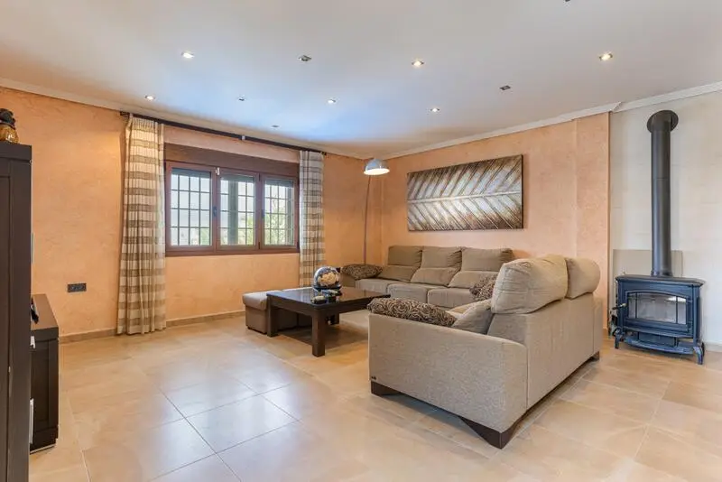 Villa en Los Montesinos: Casa Familiar con Privacidad y Comodidad