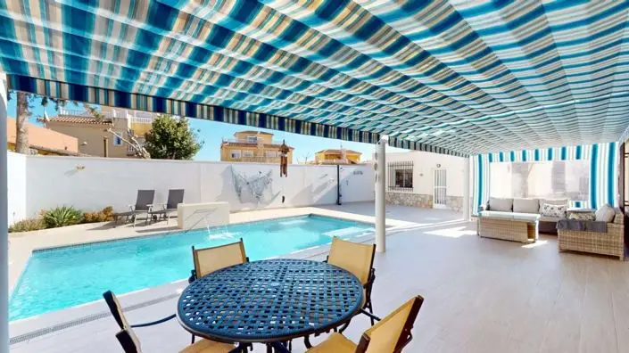 Villa en Venta Los Alcázares 3 Dormitorios Piscina Climatizada