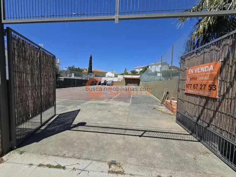 Parcela Urbana 584m2 en Cunit - Piscina y Garaje - Ideal para Construir
